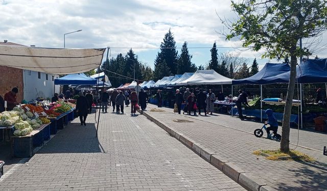 Cumartesi Pazarında Sebze ve Meyve Tezgâhları Dolu