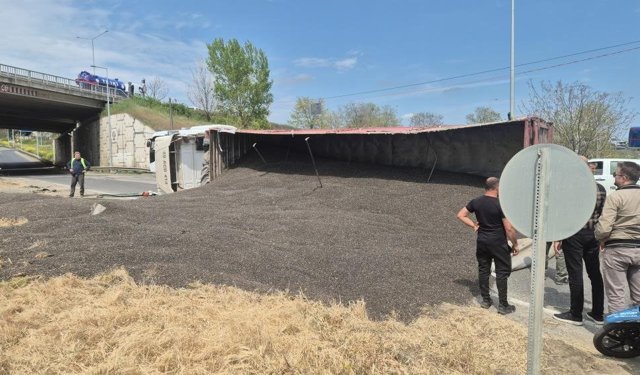 Tekirdağ'da ayçiçeği çekirdeği yüklü tır devrildi, trafik kilitlendi