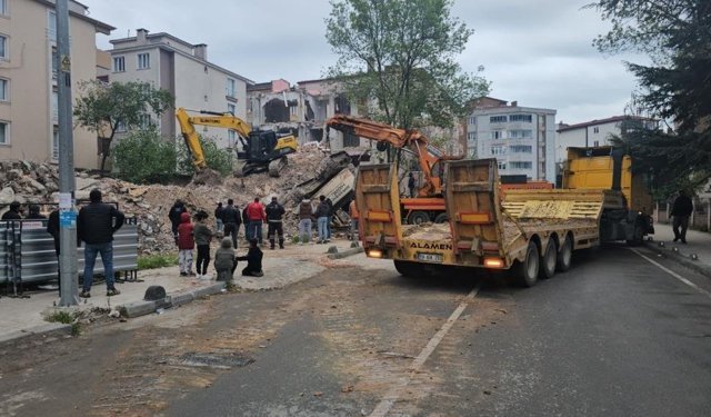 Yıkım esnasında iş makinesi devrildi