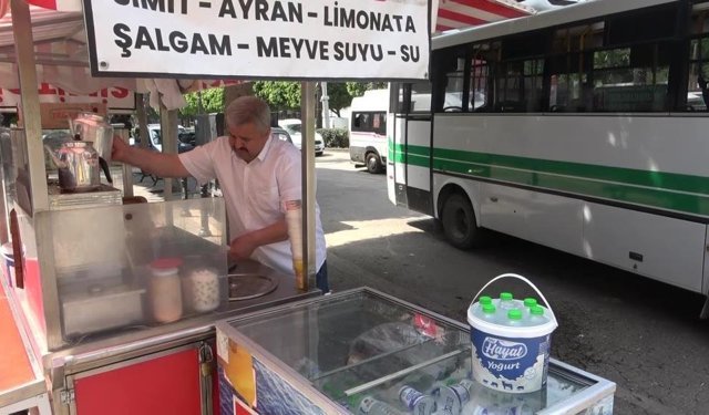 1 Mayıs'ta çalışan seyyar satıcı: "İşçi bayramında en çok işçiler çalışıyor"