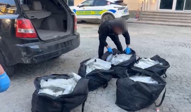Edirne'de Moldova plakalı araçta 90 kilo skunk ele geçirildi