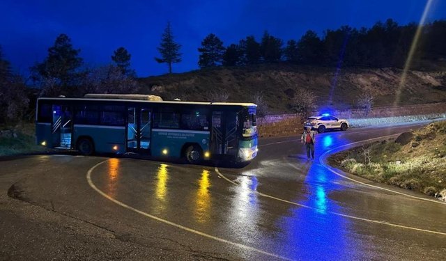 Kayseri’de alkollü bir şahıs çaldığı özel halk otobüsüyle kaza yaptı