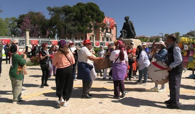 Binlerce turist Edirne'ye akın etti, Selimiye Meydanı doldu taştı: Esnaf bayram etti