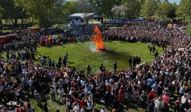 Binlerce turist Sarayiçi'ne akın etti, dev Kakava ateşi yakıldı