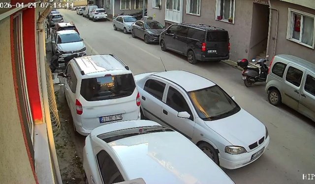 Park halindeki araca çarpıp kaçtı: O anlar kameraya böyle yansıdı