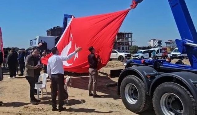 Temel atma töreninde bayrak hassasiyeti takdir topladı