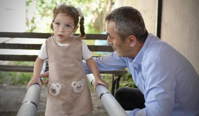 Kızı için su borularından yürüme bariyeri yaptı: "Baba ben de koşacağım"