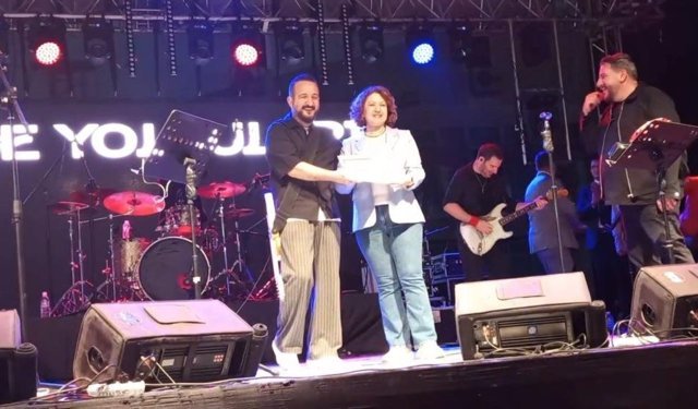 Gece Yolcuları'na sahnede sürpriz: Diplomalarını yıllar sonra aldılar