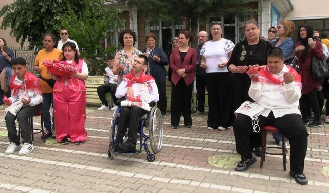 Edirne'de temsili askerlik töreninde duygu dolu anlar yaşandı: Özel bireyler askere uğurlandı