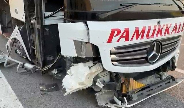 Lastiği patlayan yolcu otobüsünde can pazarı: Muavin kopan kapıdan aşağı uçtu