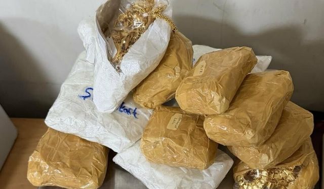Otomobilin gösterge panelinden gizli kasa çıktı: 3,2 kilogram altın ele geçti