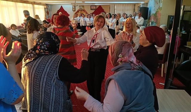 Huzurevi sakinlerini duygulandıran konser