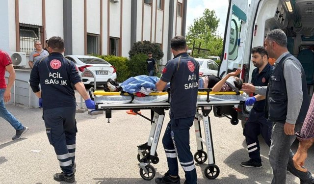 Traktör tekerinin altında kalan genç kız ağır yaralandı