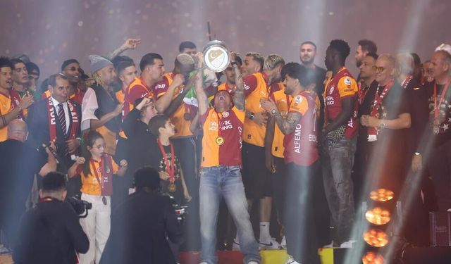 Şampiyon Galatasaray kupasını aldı
