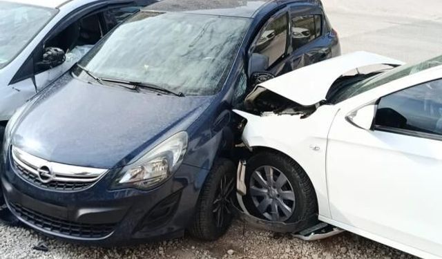 Uyuyakalan sürücü park halindeki araçlara daldı