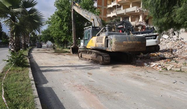 İş makinesine ok gibi saplanan otomobilin genç sürücüsü öldü, 3 kişi yaralandı