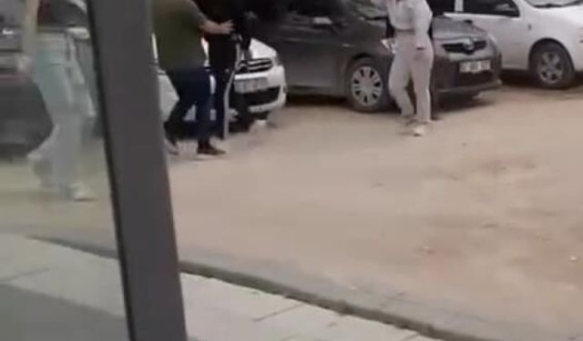 Kızların kavgasını ayıran vatandaşlara bıçakla saldırdı
