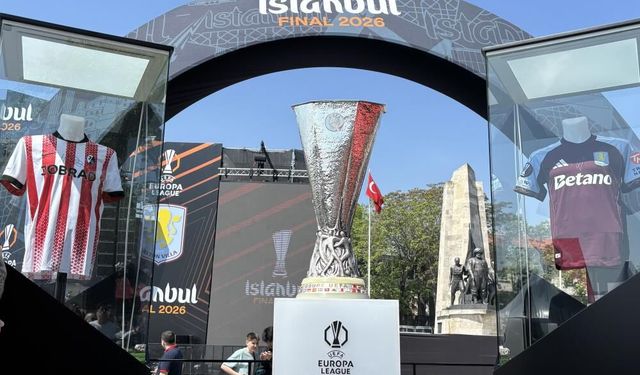 İlhan Mansız, UEFA Avrupa Ligi kupasını Beşiktaş Meydanı'na getirdi