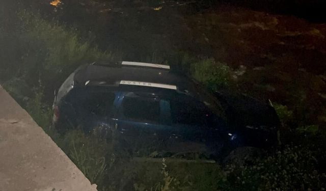 Kontrolden çıkan araç dereye uçtu, kaza sonrası sürücü kaçtı