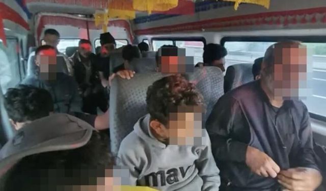 Durdurulan araçtan 15 düzensiz göçmen çıktı: Sürücü cezaevine gönderildi