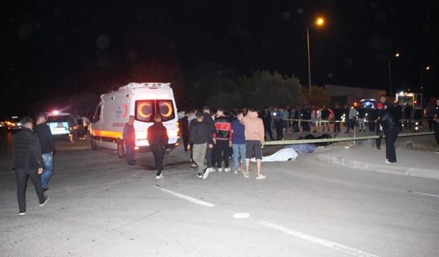 Çöp kamyonuyla çarpışan motosikletteki 2 genç hayatını kaybetti