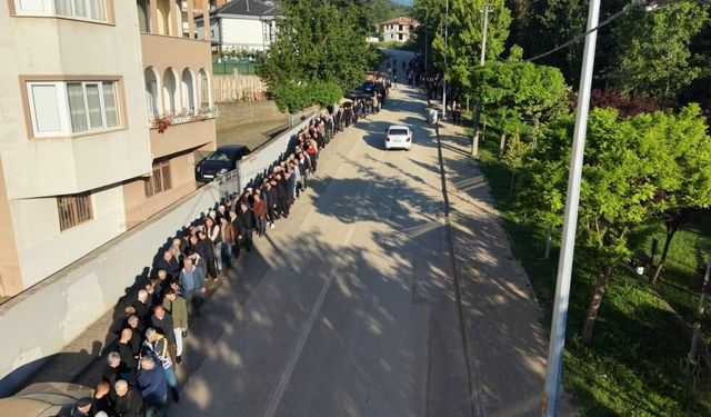 60 yıldır süren gelenek: Bayramlaşmada 1 kilometrelik kuyruk oluştu