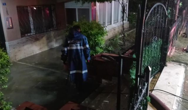 Kocaeli'de sağanak etkili oldu: ev ve iş yerlerini su bastı