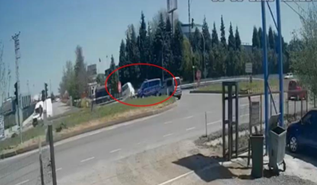 Lüleburgaz'da jandarma aracıyla çarpışan panelvan takla attı: 1 yaralı