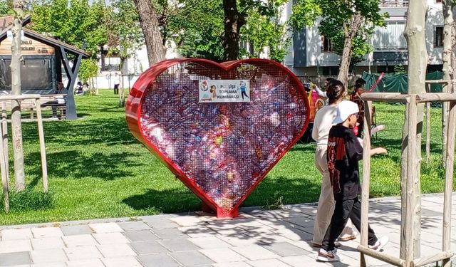 Kalp Şeklindeki Kumbarayla Geri Dönüşüme Dikkat Çekiliyor