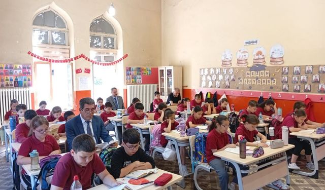 Kaymakam Özderin Öğrencilerle Okuma Saatinde Buluştu