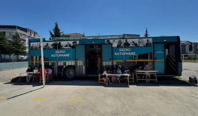 Gezici Kütüphane Öğrencilerle Buluştu