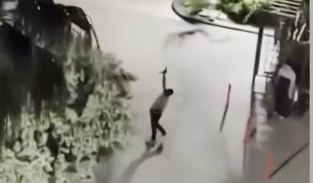 Komşusunun evine otomatik tabancayla ateş açtı