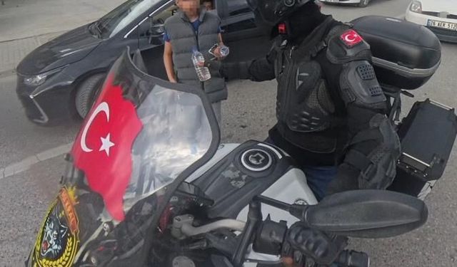 Su satan çocuk, camında Türk bayrağı olan motosikletliye su hediye etmek istedi