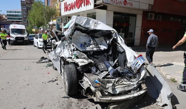 Freni patlayan kamyon caddeyi savaş alanına çevirdi: 10 araç zarar gördü, 5 yaralı