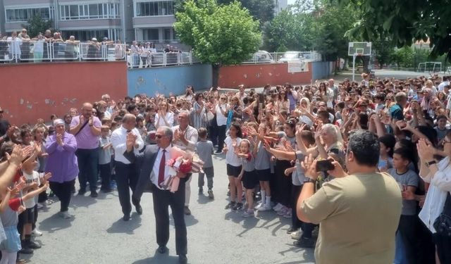 44 Yıllık eğitime adanmış bir hayat: Okul müdürü gözyaşları arasında emekliye ayrıldı