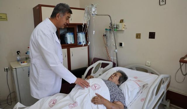 Karnından 40 kilogram kitle çıkarıldı