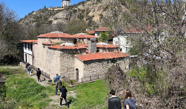 Üniversite öğrencileri, eğitim gördükleri ilçenin tarihi ve kültürel yerlerini gezdi