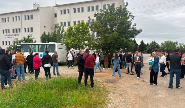 Kırklareli'nde LGS heyecanı: Öğrenciler içeride, aileler dışarıda ter döktü