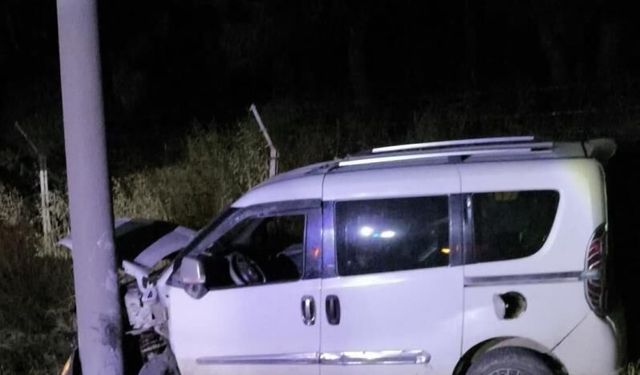 Direğe çarpan hafif ticari aracın sürücüsü yaralandı