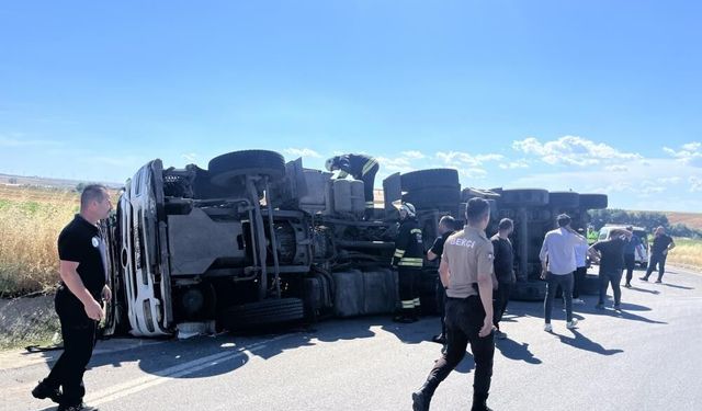 Tekirdağ'da moloz yüklü kamyon devrildi