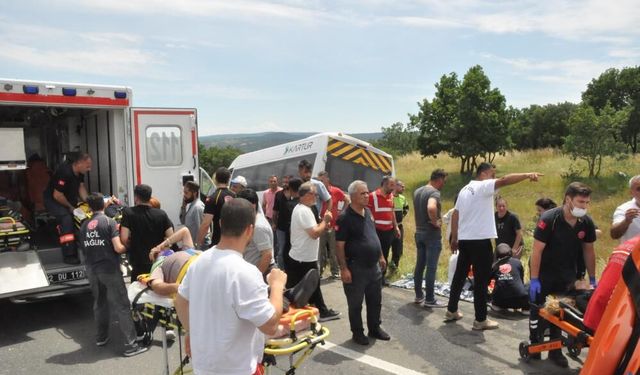 Edirne'de yolcu minibüsü tıra çarptı: 16 yaralı