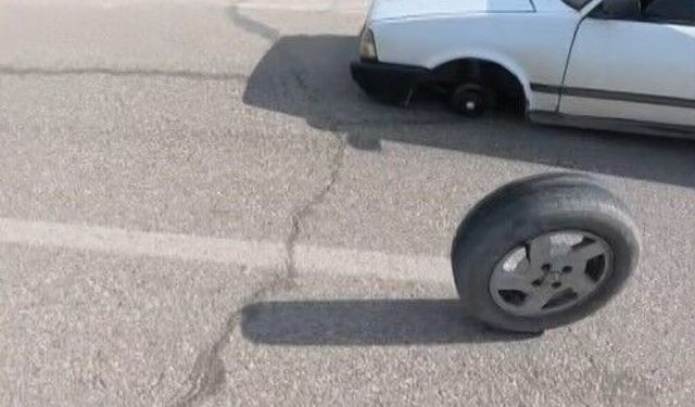 Gaziantep'te trafikte ilginç görüntü: Seyir halindeki otomobilin lastiği yerinden çıktı