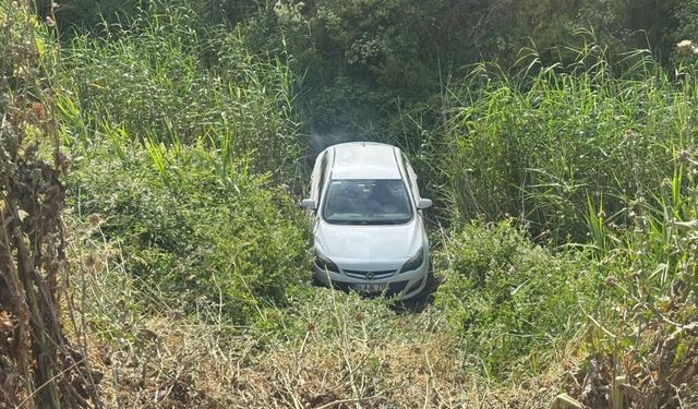 Yokuşta kayan otomobil dereye uçtu