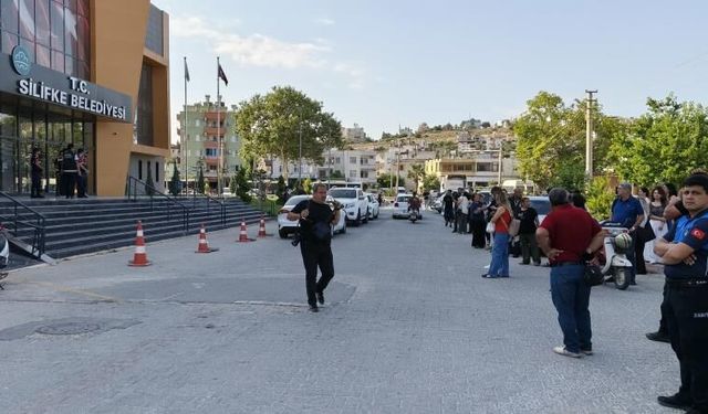 Mersin'in Silifke Belediyesi'ne operasyon: Başkan dahil çok sayıda isme gözaltı