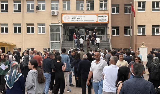 YKS'ye 2 dakika geç kalan genç gözyaşı döktü
