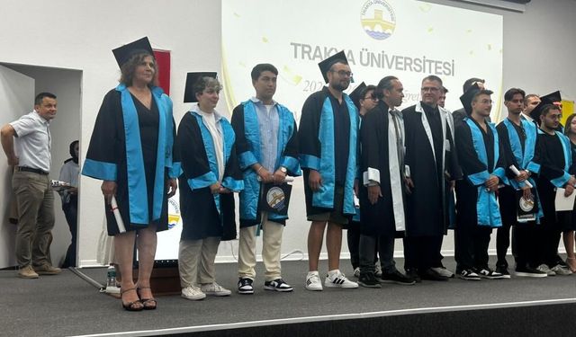 Torun yaşındaki öğrencilerle aynı sıraları paylaştı, 62 yaşında mezun oldu