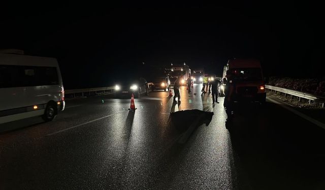 Otobanda yolun karşısına geçerken tır çarpan şahıs hayatını kaybetti