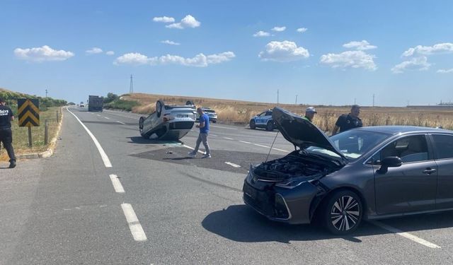 Muratlı'da kavşakta iki otomobil çapıştı: 3 yaralı
