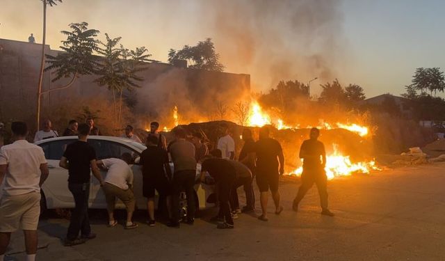 Bursa'da çöp yangını çalılığa sıçradı, otomobili vatandaşlar sürükleyerek kurtardı