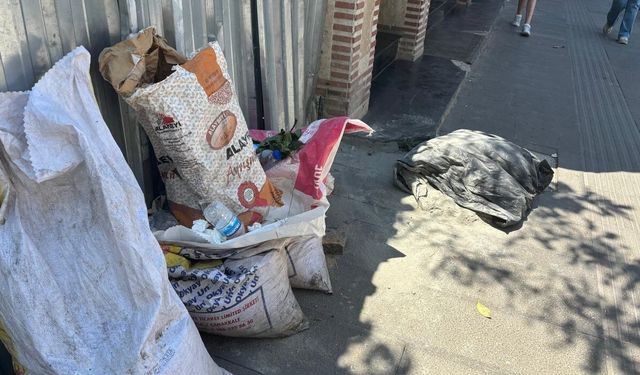 Kaldırımlar Moloz ve Atıklarla İşgal Ediliyor